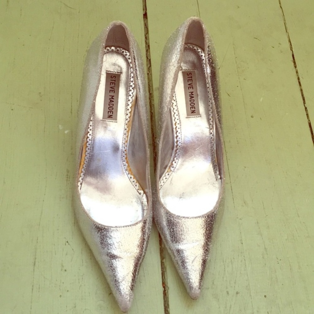 SOLD-STEVE MADDEN DARRING SILVER/CRACKLE PUmp